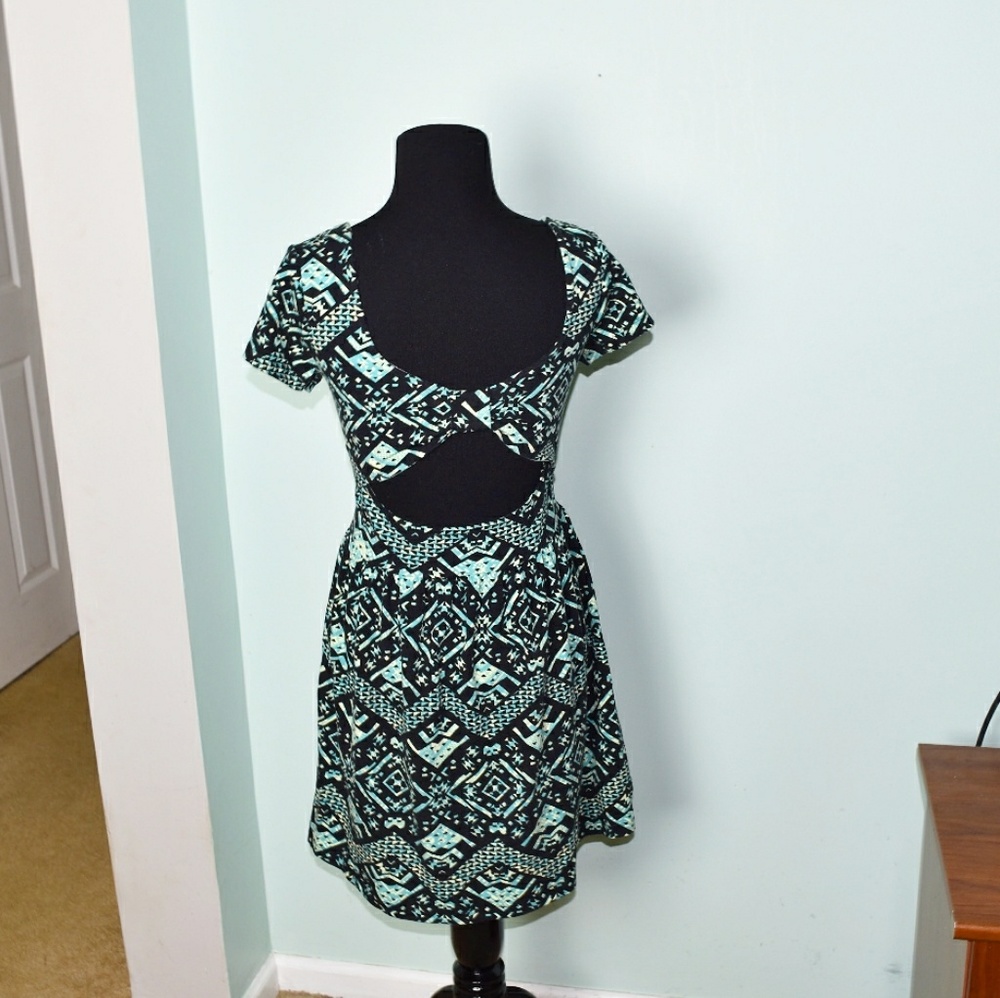 Gorgeous Emerald Green Flowy Dress - Picture 2 of 2